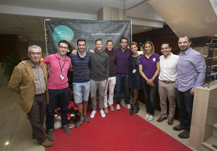 Acto de entrega de alimentos del Club La Cornisa