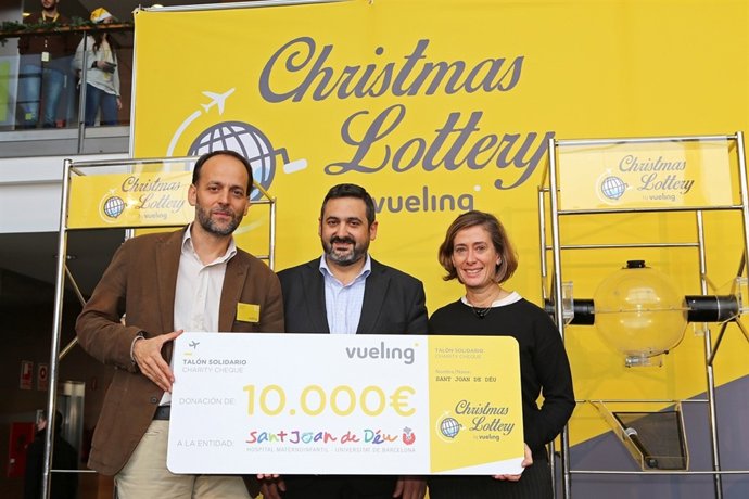 Oriol Bota, Alex Cruz (Vueling) y Mercedes Aldecoa (Hosp.St.Joan de Deu de Bcn)