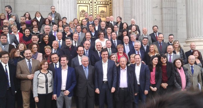 Foto de familia de los diputados del PSOE con Guerra en su despedida