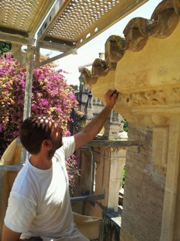 Un restaurador trabaja sobre una fachada