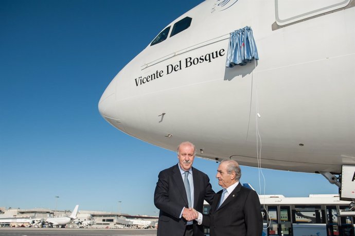 Air Europa bautiza a uno de sus aviones con el nombre de Vicente Del Bosque