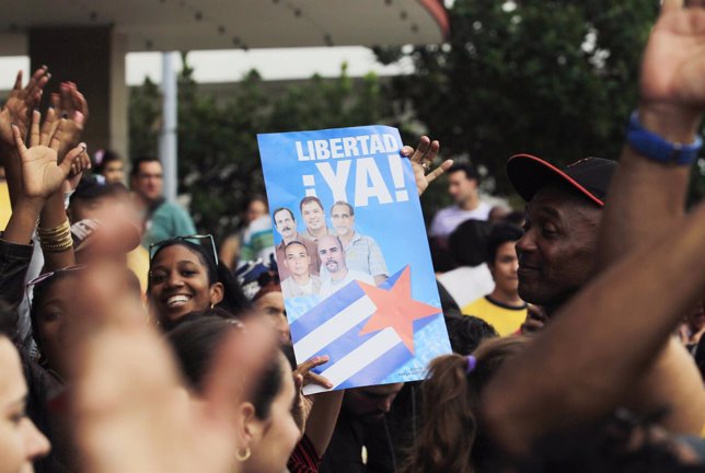 La gente pide libertad para 'Los Cinco' en Cuba