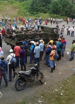Soldados de Nicaragua con opositores al Canal Interoceánico