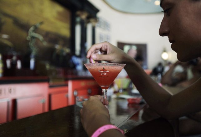 Un turista tomando un daiquiri en el Bar Floridita en la Havana