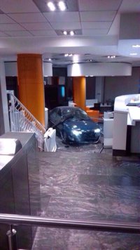 Ataque a la sede del PP: Fotos del coche empotrado en el edificio