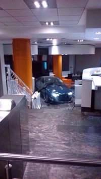 El coche empotrado en la sede del PP es un Citroën Xsara con matrícula de Guadalajara