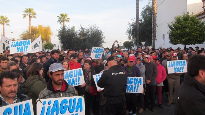 Agricultores protestan en Almonte pidiendo agua.