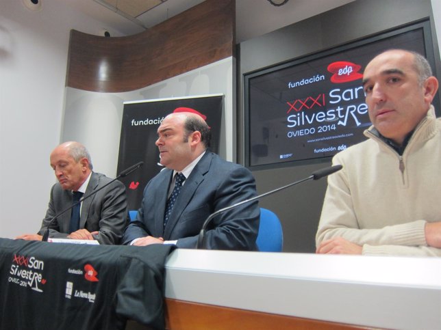 Por la izquierda, Fernández, Caunedo y Alonso, durante la presentación. 