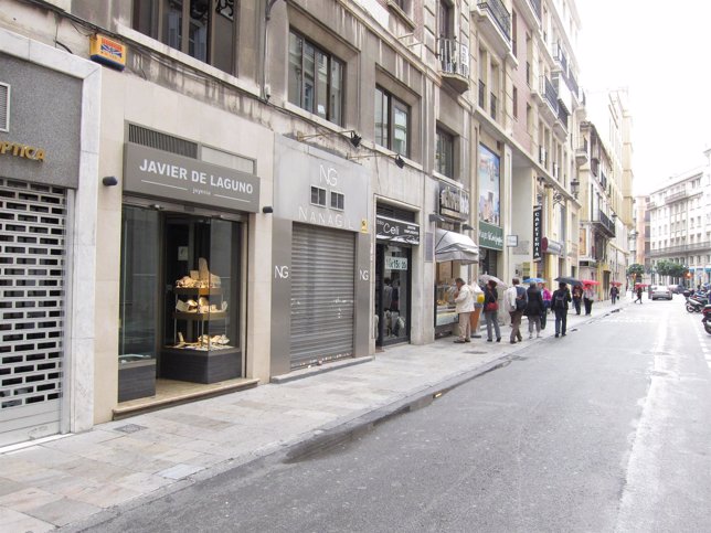 Comercios En Una Calle Del Centro Histórico De Málaga