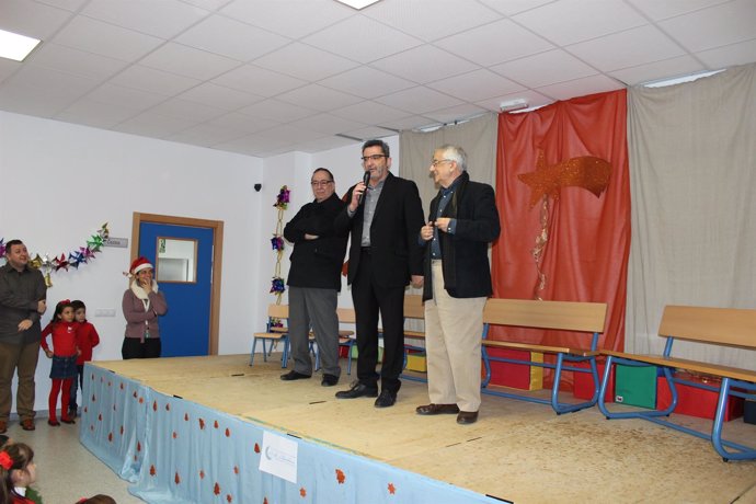 Gutiérrez Limones junto al escritor Rodríguez Almodóvar en la visita al colegio.