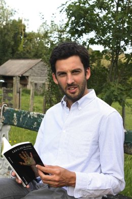 El periodista francés residente en Barcelona Henry de Laguérie, con su libro 'Le