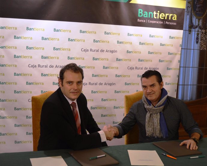 Firma del convenio entre Bantierra y la empresa.