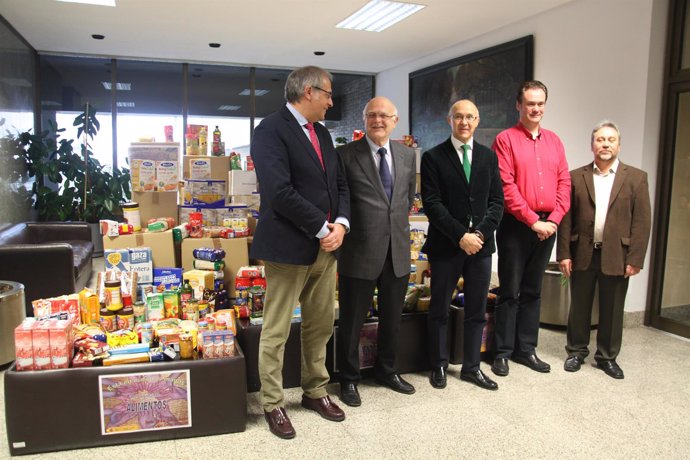 Acto de entrega de alimentos para estas Navidades. 