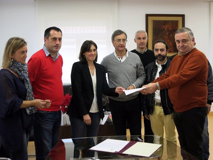 El Ayuntamiento de Torrelavega entrega el documento de apoyo a Sniace