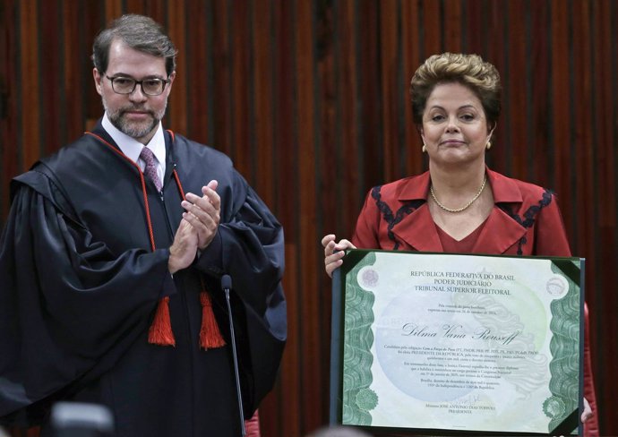 Dilma Rousseff recibe diploma que le acredita como presidenta