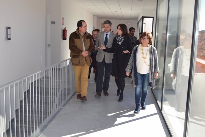 Ceballos y Lorite (centro) hablan con Arenas en la visita al CIE