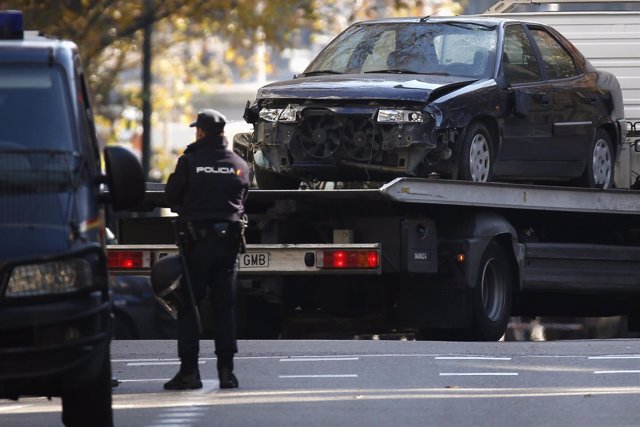 El coche que un hombre ha empotrado contra la sede del PP en Génova