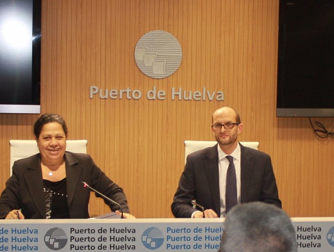 La presidenta del puerto, Manuela de Paz, junto a Pedro García. 