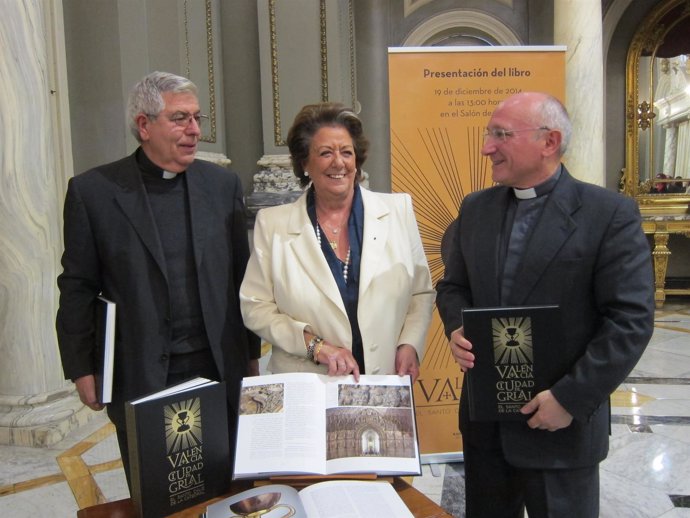 Barberá junto a Sancho y Benavent tras presentar el libro