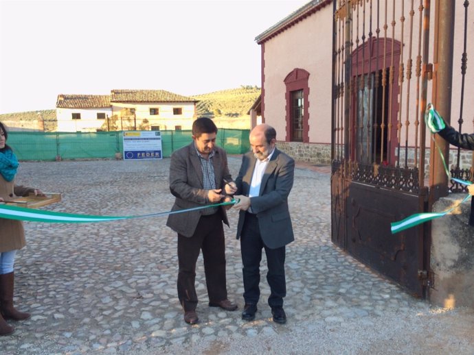 Reyes y Avilés inauguran la intervención en la almazara La Vicaría.