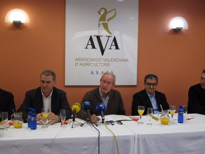 Cristóbal Aguado, con dirigentes de AVA-Asaja, en rueda de prensa.