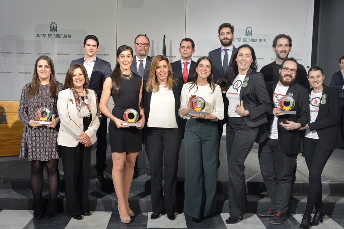 Foto de familia de Susana Díaz con los premiados