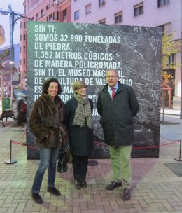 Mercedes Cantalapiedra (izq) con María Bolaños y Martínez Bermejo ante el cubo