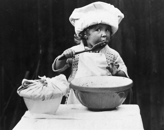Niña cocinando