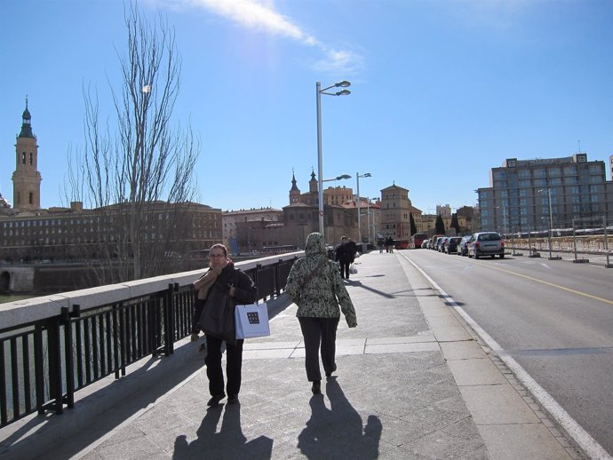 Frío en el puente de Santiago de Zaragoza