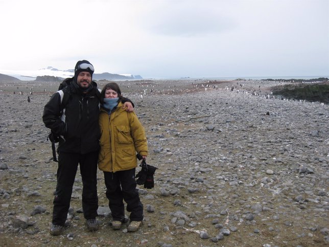Los profesores Miguel Motas y Silvia Jerez, en la Antártida