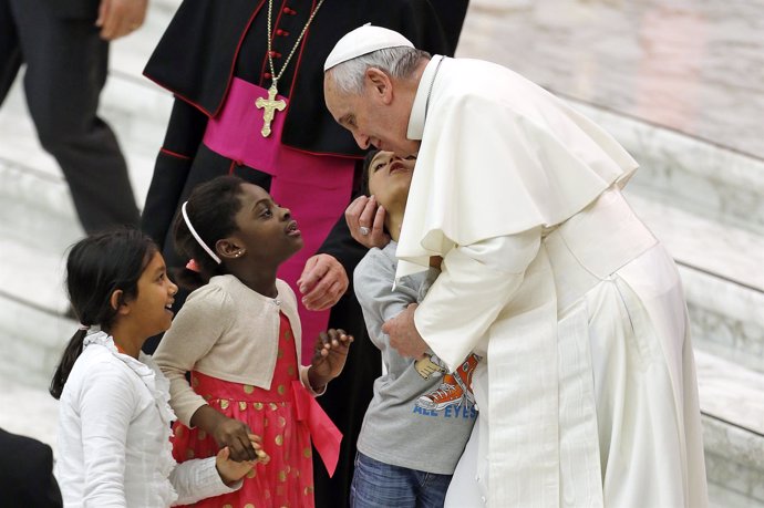 El Papa Francisco felicita a unos niños en El Vaticano
