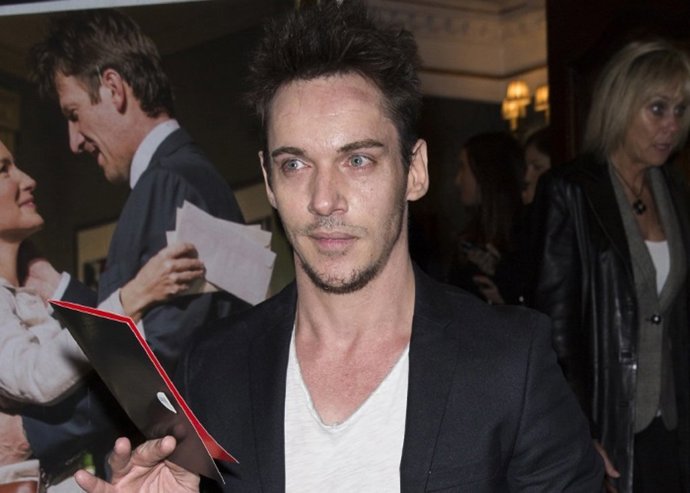 Jonathan Rhys Meyers se compromete con su novia