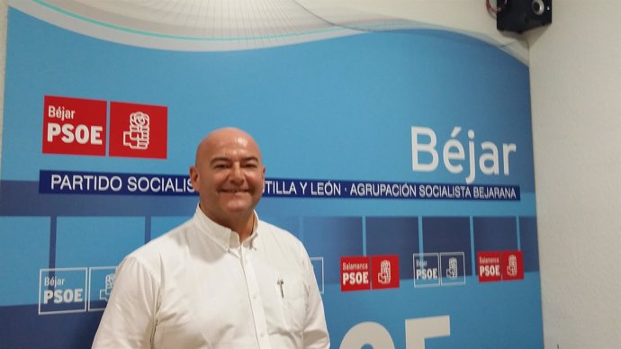 El candidato socialista a la Alcaldía de Béjar en la sede del partido