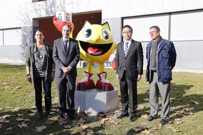 Inauguración de la estatua de Pac-Man, con el rector y el embajador de Japón