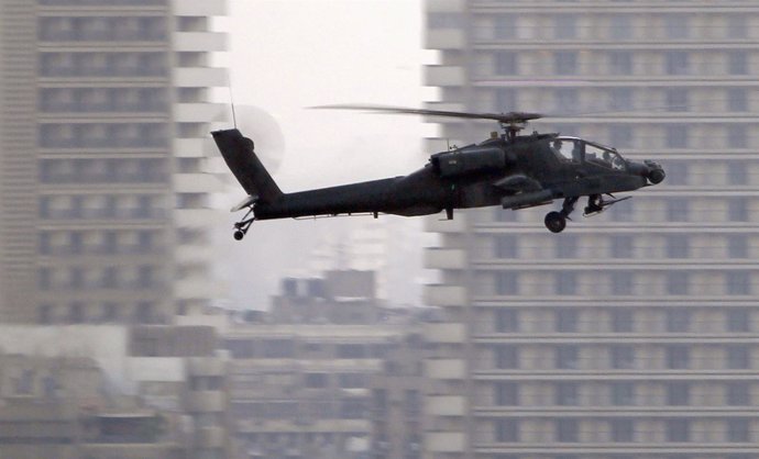 Helicóptero AH-64 Apache sobre plaza Tahrir de El Cario el 26 de julio de 2013