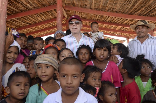 El presidente colombiano, Juan Manuel Santos, con indígenas wayuu