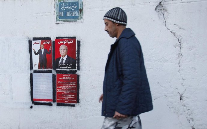 Un hombre ante los carteles electorales en Túnez