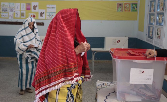 Una mujer tunecina votando en la segunda vuelta de las presidenciales en Susa