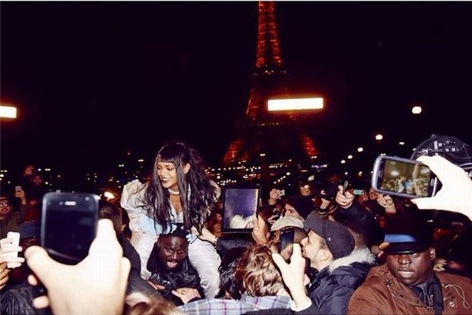Rihanna levanta una avalancha de fans en París