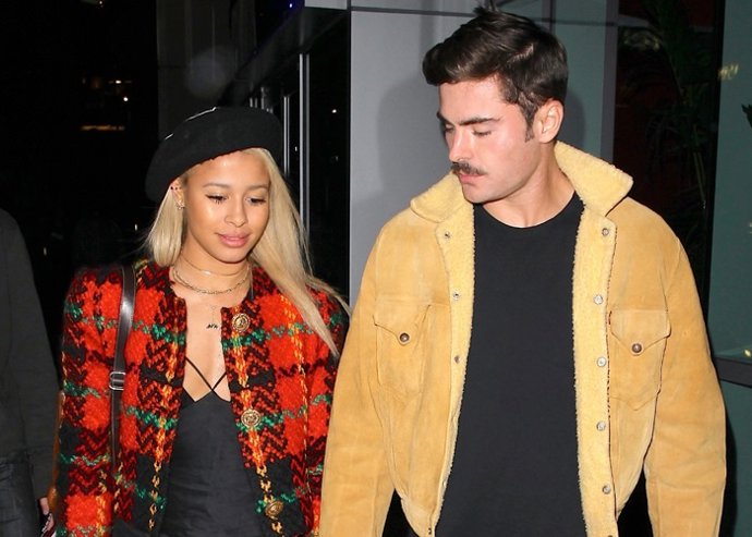 Zac Efron y Sami Miro paseando por Los Angeles