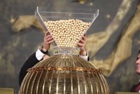 La administración del Eroski en Pamplona, "encantadísima" de haber vendido un cuarto premio