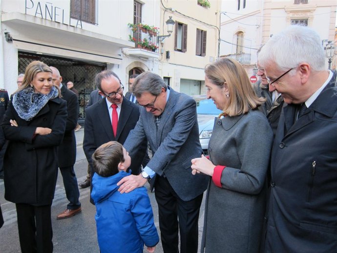 Mas saluda a un descendiente de Santiago Russinyol en la apertura del Cau Ferrat