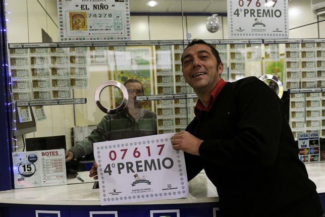 OURENSE:22/12/2014/ CUARTO PREMIO LOTERÍA NAVIDAD 07617: LOTERO DAVID ÁLVAREZ Y 