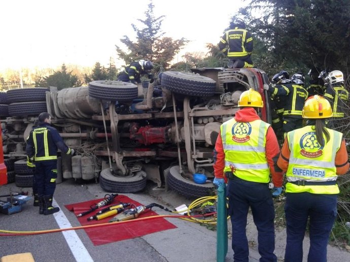 Camión volcado en la M-30