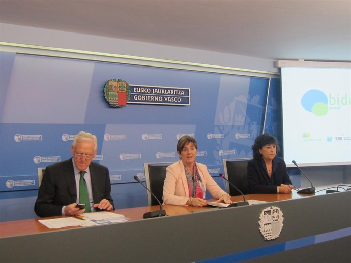 En el medio la consejera Arantza Tapia.