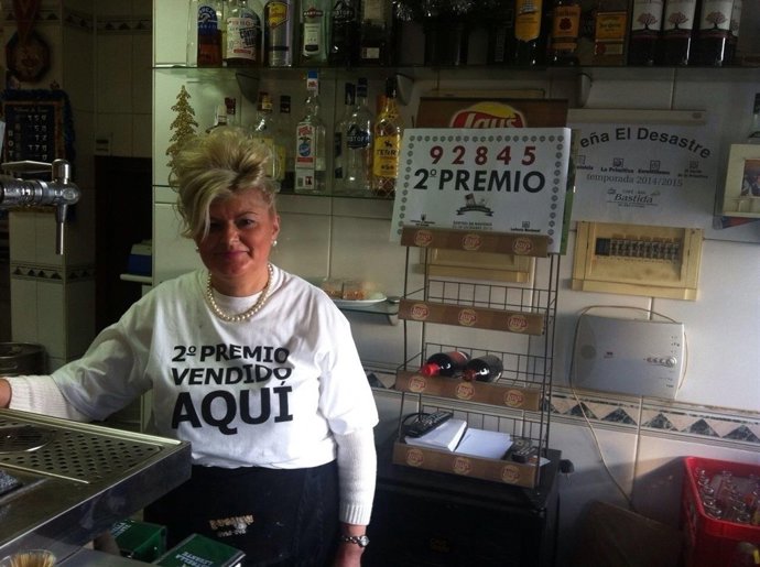 La dueña del bar Bastida de Guadalupe (Murcia) reparte el segundo premio 