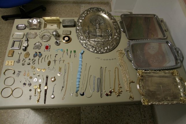 Joyas intervenidas a los dos detenidos. 