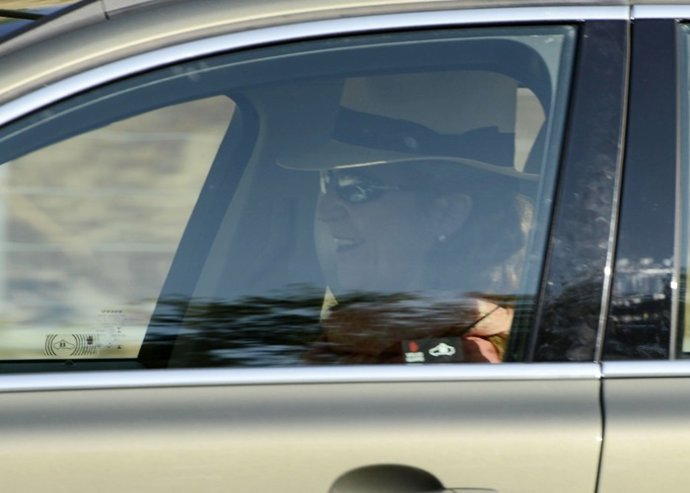 Infanta Elena saliendo de su casa