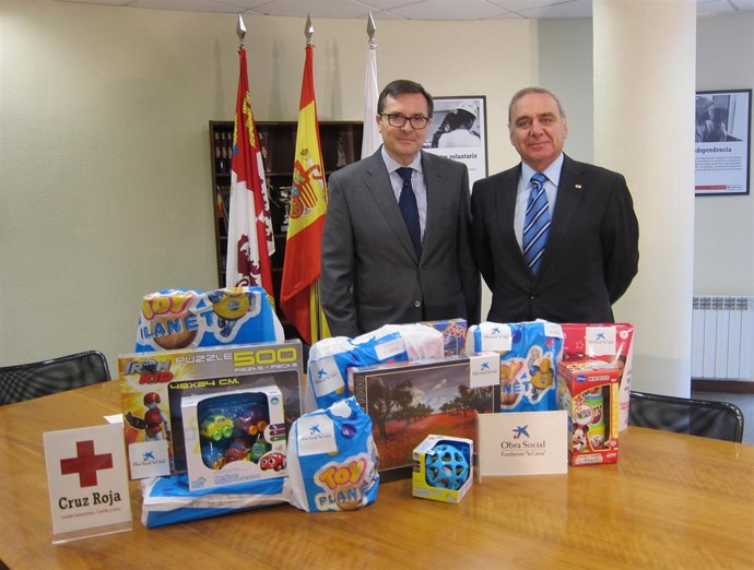 Gerardo Revilla (izq) y José Ignacio de Luis Páez ante algunos de los juguetes