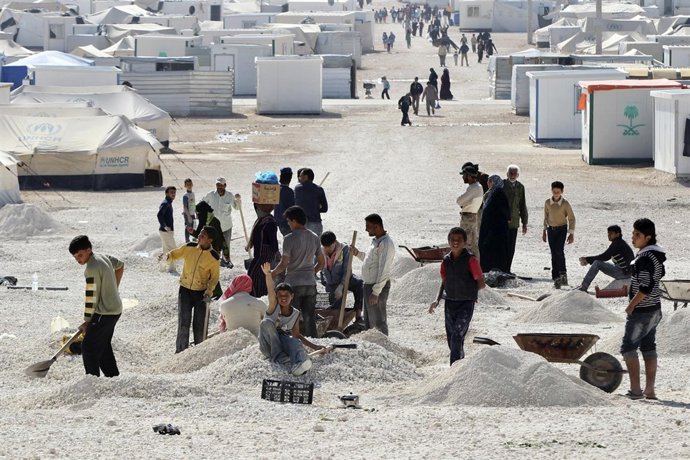 Niños sirios trabajando en un campo de refugiados en #Jordania